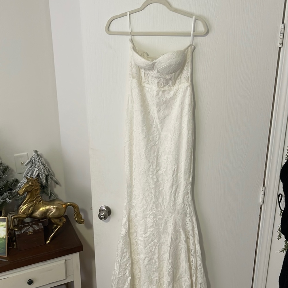 Alamour the label white staples dress beautiful never worn fits size 4 to 6